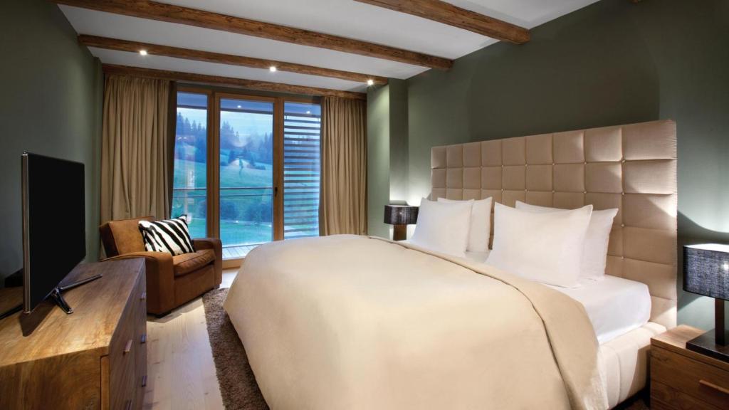 Posteľ alebo postele v izbe v ubytovaní Kempinski Hotel Das Tirol