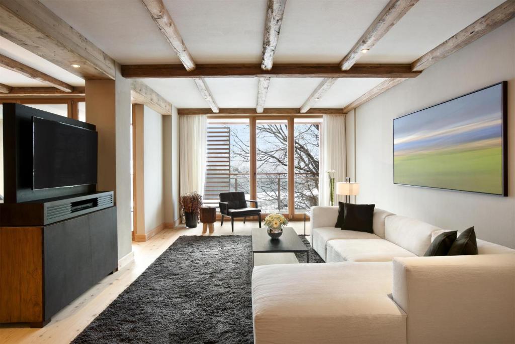 Televízia a/alebo spoločenská miestnosť v ubytovaní Kempinski Hotel Das Tirol