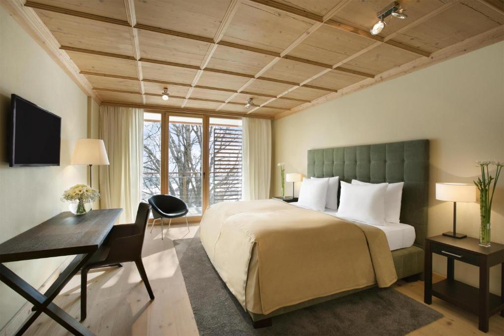 Posteľ alebo postele v izbe v ubytovaní Kempinski Hotel Das Tirol