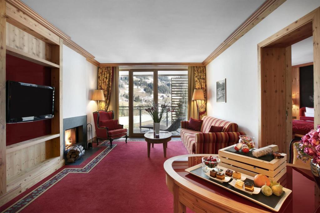 Televízia a/alebo spoločenská miestnosť v ubytovaní Kempinski Hotel Das Tirol