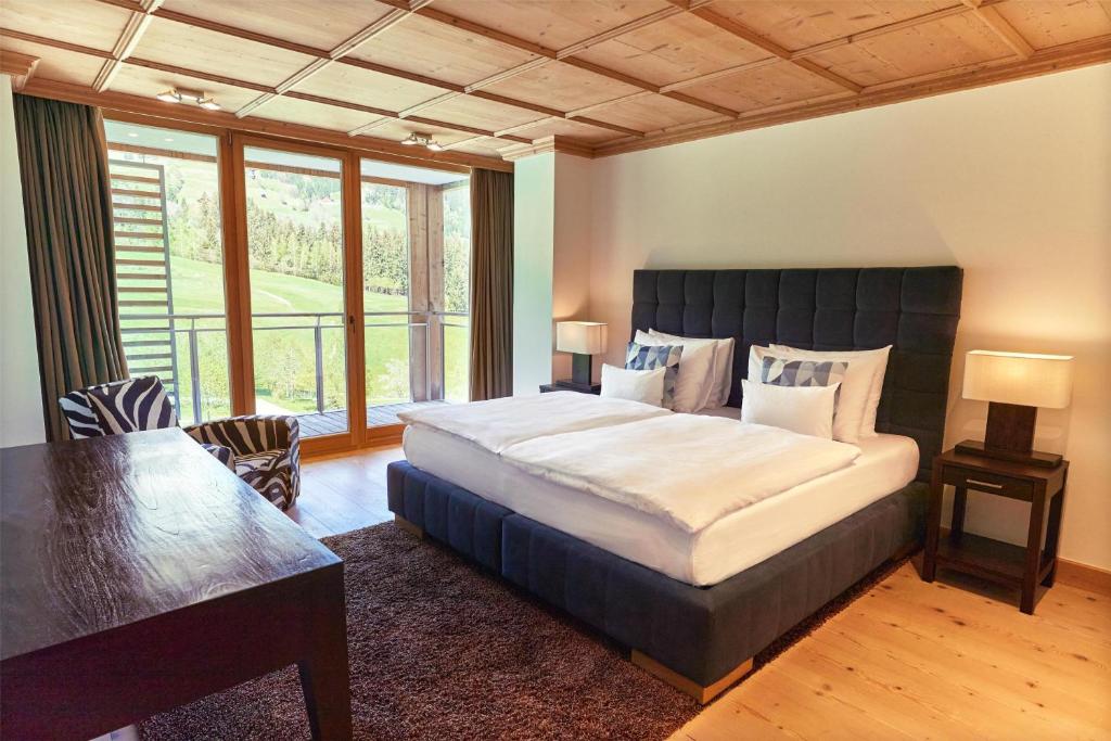 Posteľ alebo postele v izbe v ubytovaní Kempinski Hotel Das Tirol