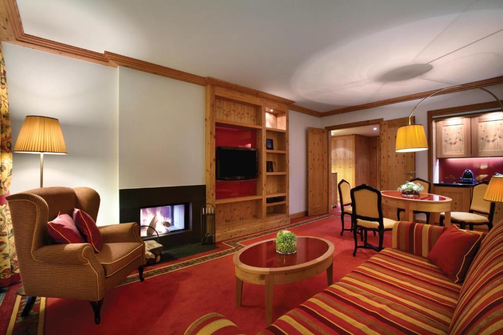 Televízia a/alebo spoločenská miestnosť v ubytovaní Kempinski Hotel Das Tirol