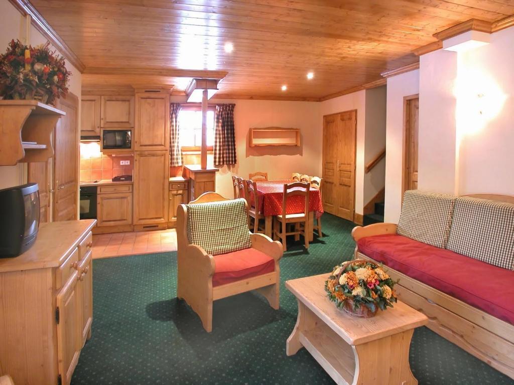 un salon avec une cuisine et une salle à manger dans l'établissement Chalet in Les Deux Alpes near Ski Lift, à Les Deux Alpes