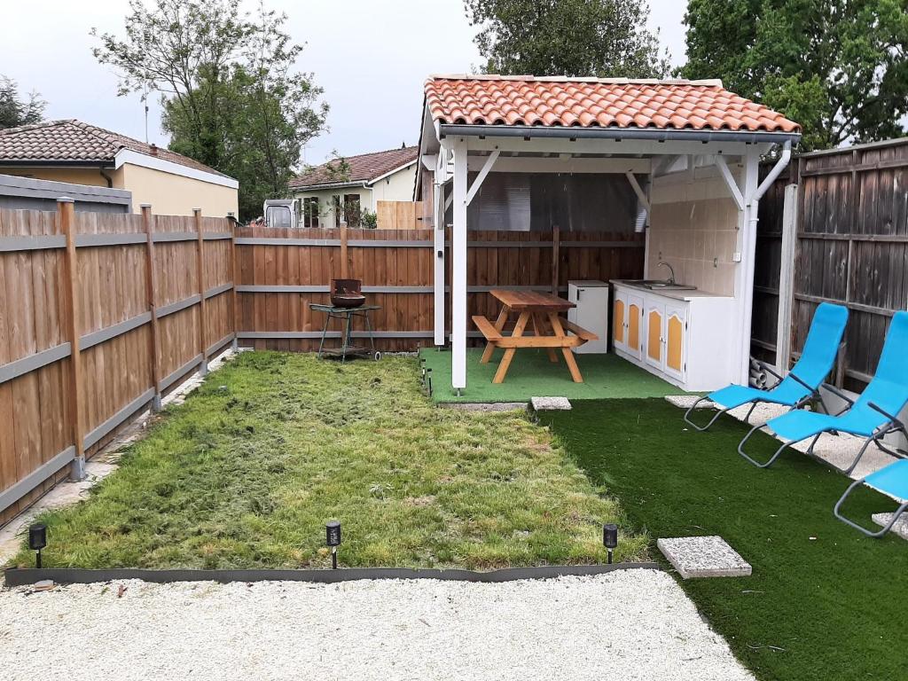 Κήπος έξω από το Holiday Home in La Teste near Arcachon Beach