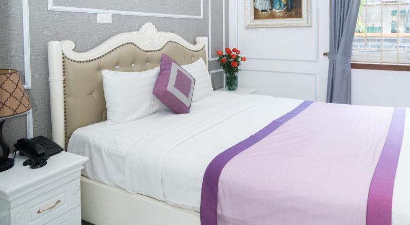 Postel nebo postele na pokoji v ubytování Hanoi 0riental Hotel