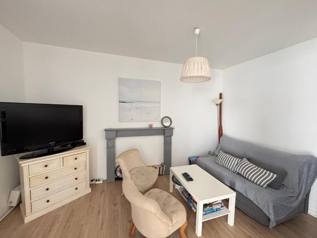 un salon avec un canapé et une télévision à écran plat dans l'établissement Maison 2 chambres, accès direct plage, centre-ville des Sables-d'Olonne - FR-1-197-356, à Les Sables-dʼOlonne