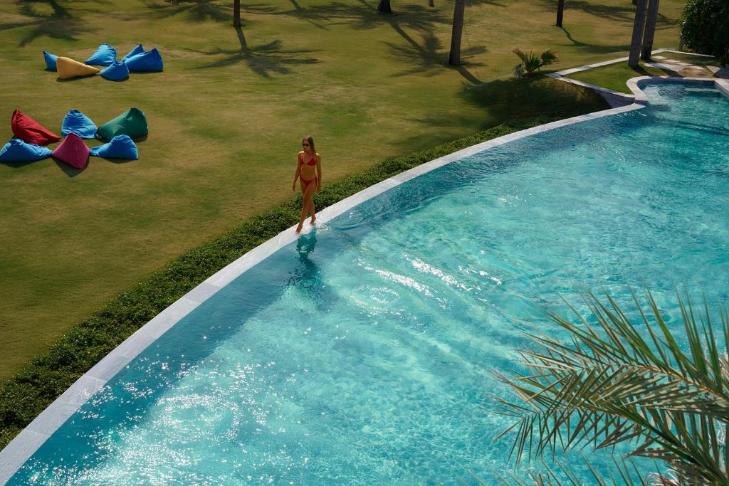 Bazén v ubytování Wyndham Hoi An Royal Beachfront Resort & Villas nebo v jeho okolí