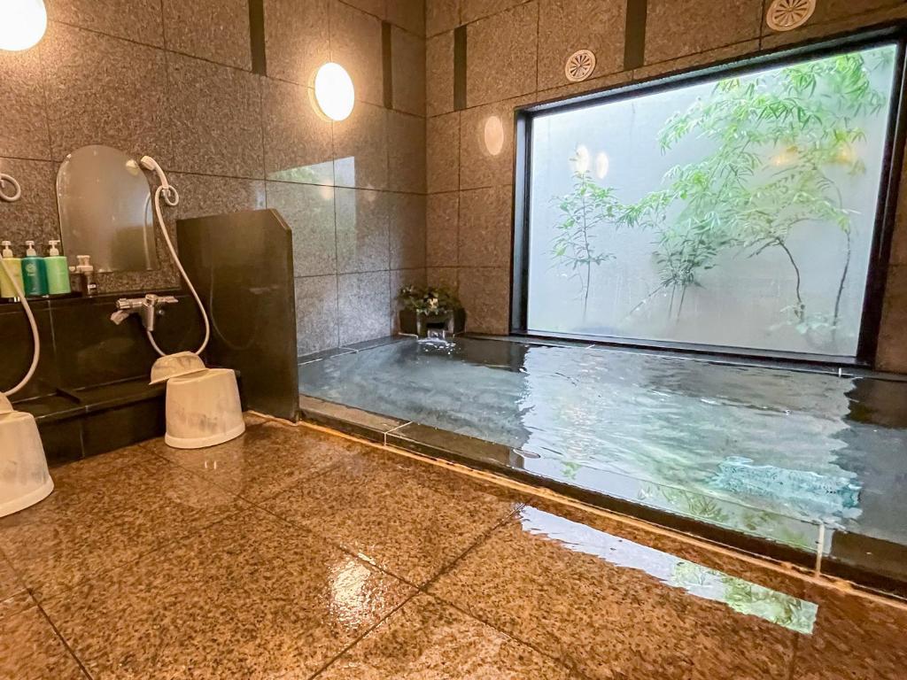 Bazén v ubytování Hotel Route-Inn Iyo-Saijo nebo v jeho okolí