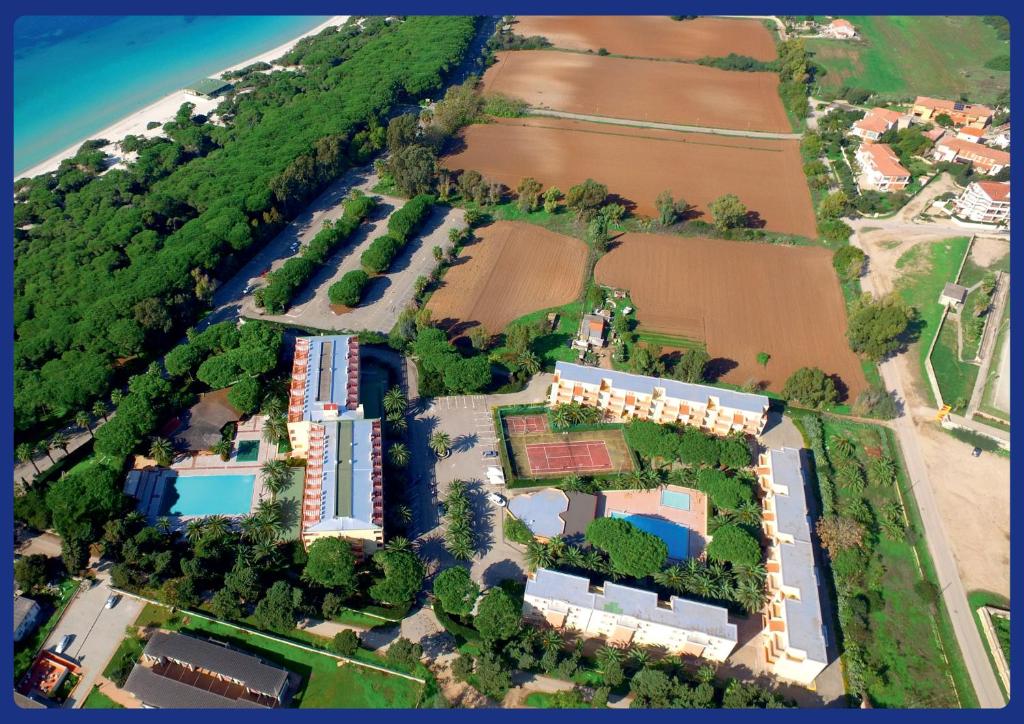 een luchtzicht op een resort naast een rivier bij Residence Oasis in Alghero