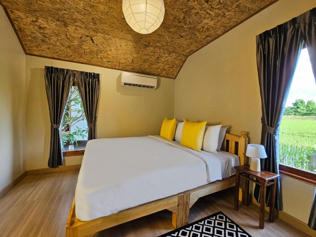Postel nebo postele na pokoji v ubytování Luxury Farm House