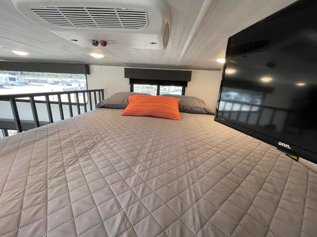 Postel nebo postele na pokoji v ubytování The Coyote Moon Tiny Home Destination Trailer Zion