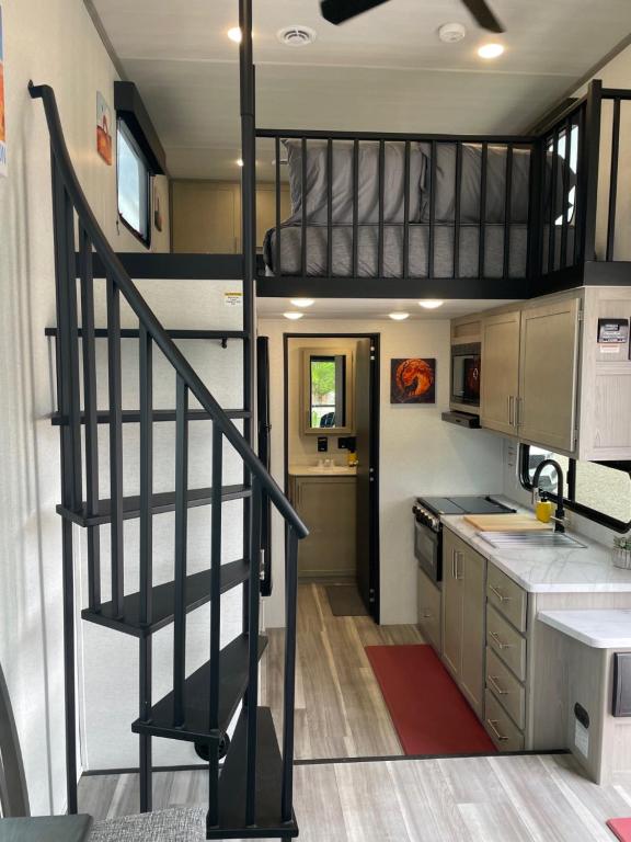 Kuchyň nebo kuchyňský kout v ubytování The Coyote Moon Tiny Home Destination Trailer Zion