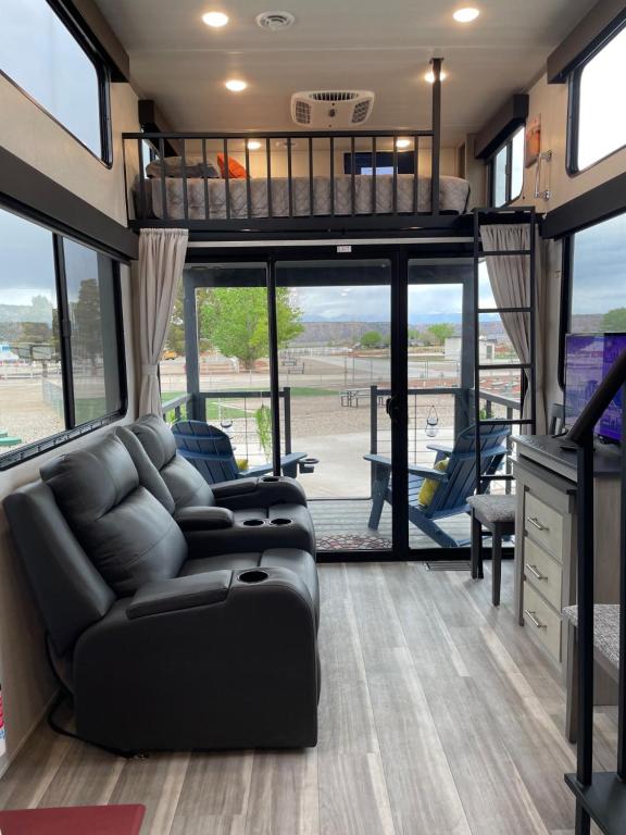 Posezení v ubytování The Coyote Moon Tiny Home Destination Trailer Zion