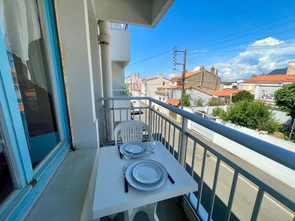 une assiette sur une table sur un balcon dans l'établissement Studio agréable proche plage et marché, parking inclus! - FR-1-92-694, à Les Sables-dʼOlonne