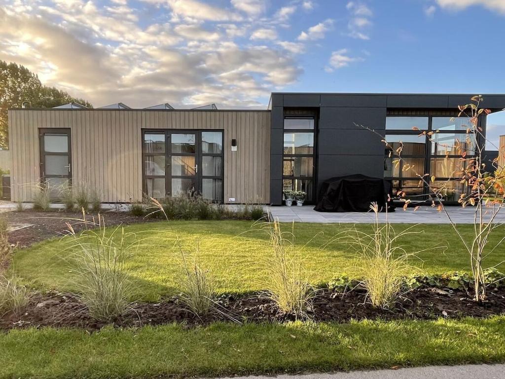 una casa moderna con un prato di fronte di "Sunkiss at the IJsselmeer" a Enkhuizen