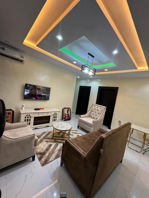 Posezení v ubytování KenJames Service Apartment