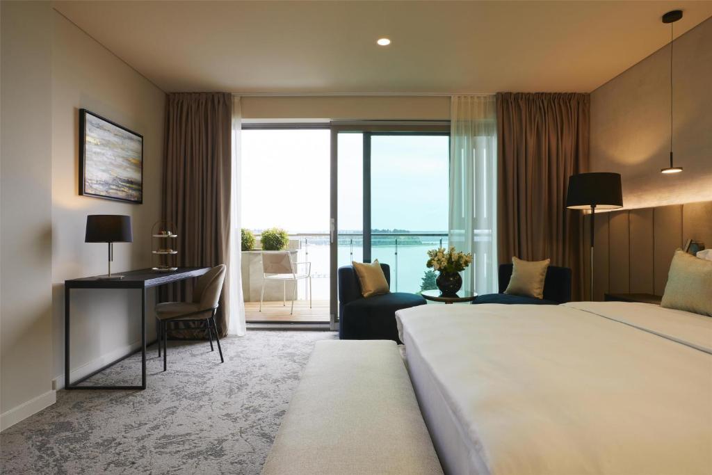 Postel nebo postele na pokoji v ubytování Hotel Kempinski Palace Portorož