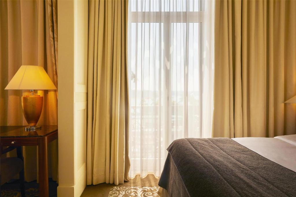 Postel nebo postele na pokoji v ubytování Hotel Kempinski Palace Portorož