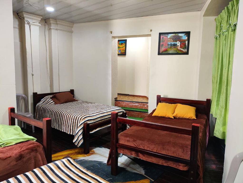 Postel nebo postele na pokoji v ubytování Hostal Latitud Ecuem