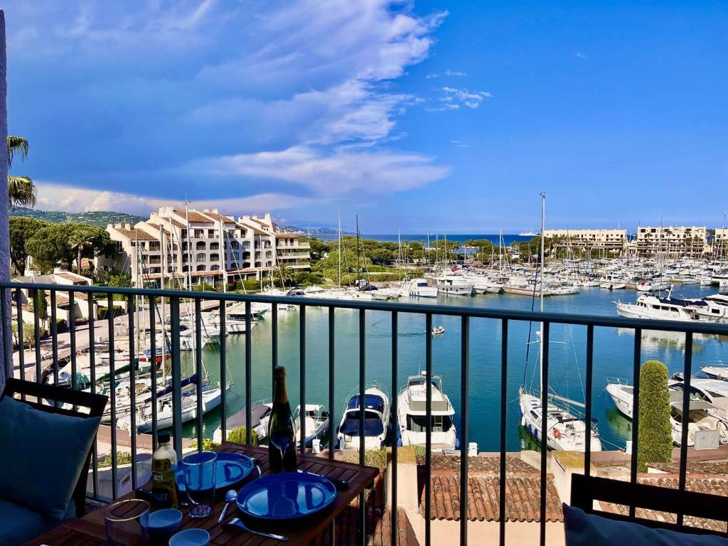 un balcon avec vue sur une marina avec des bateaux dans l'établissement Studio/Mezzanine aux Marines de Cogolin - FR-1-226B-238, à Cogolin