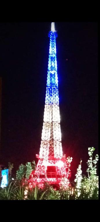 ein beleuchteter Eiffelturm bei Nacht in der Unterkunft Dálet in Villa Parque Siquiman