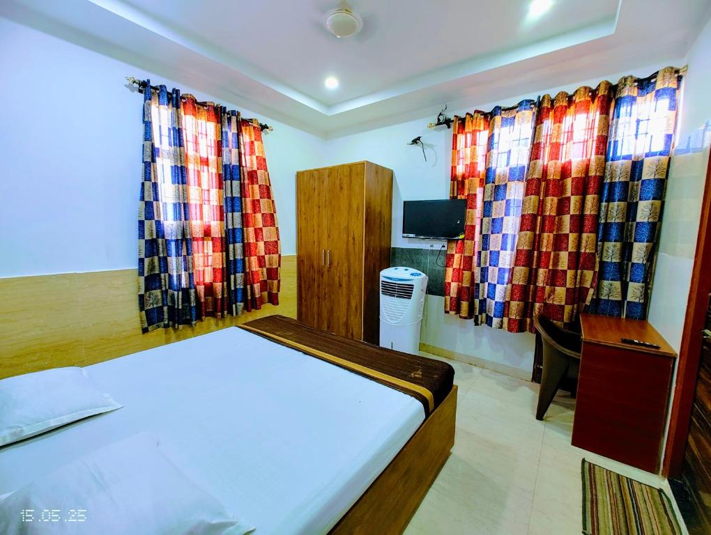 Postel nebo postele na pokoji v ubytování Hotel Yolo- Chandigarh