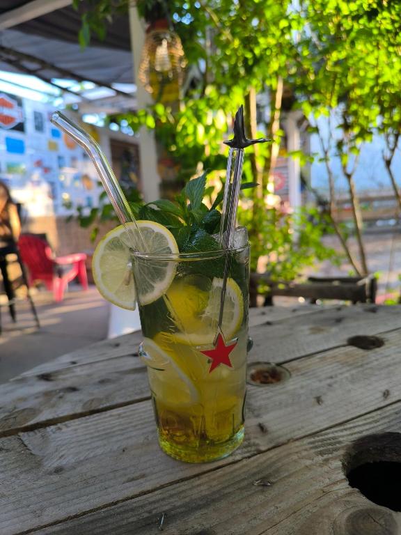 un verre de limonade assis sur une table en bois dans l'établissement HOULALA - Relais d'étape - Chambres d'hôtes, à Pont-Évêque