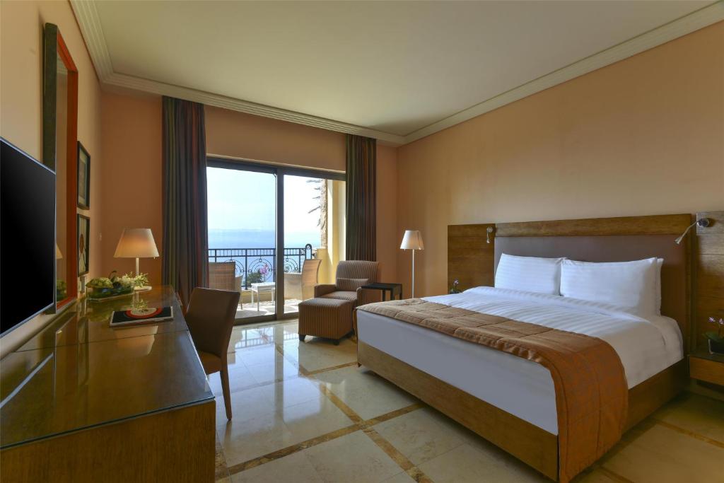 TV a/nebo společenská místnost v ubytování Kempinski Hotel Ishtar Dead Sea