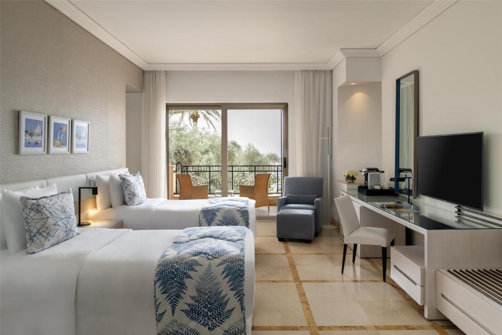 TV a/nebo společenská místnost v ubytování Kempinski Hotel Ishtar Dead Sea