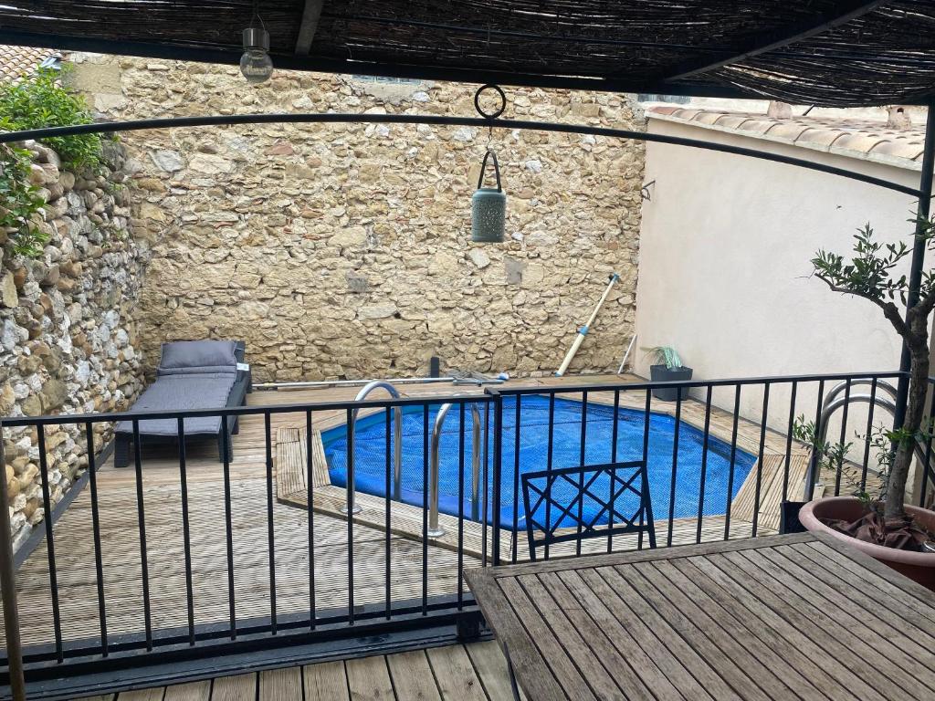 une piscine sur le balcon d'une maison dans l'établissement Villa, à Eyguières