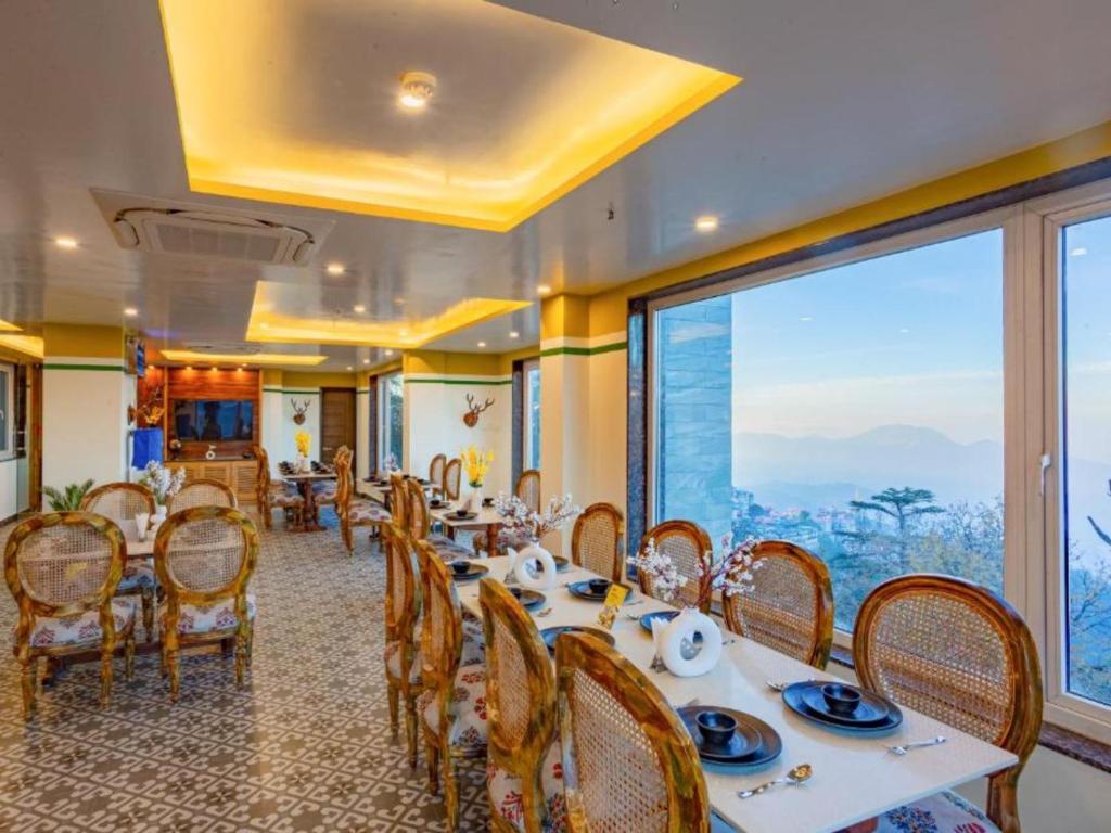 Restoran või mõni muu söögikoht majutusasutuses The Hosteller Shimla, Valley View