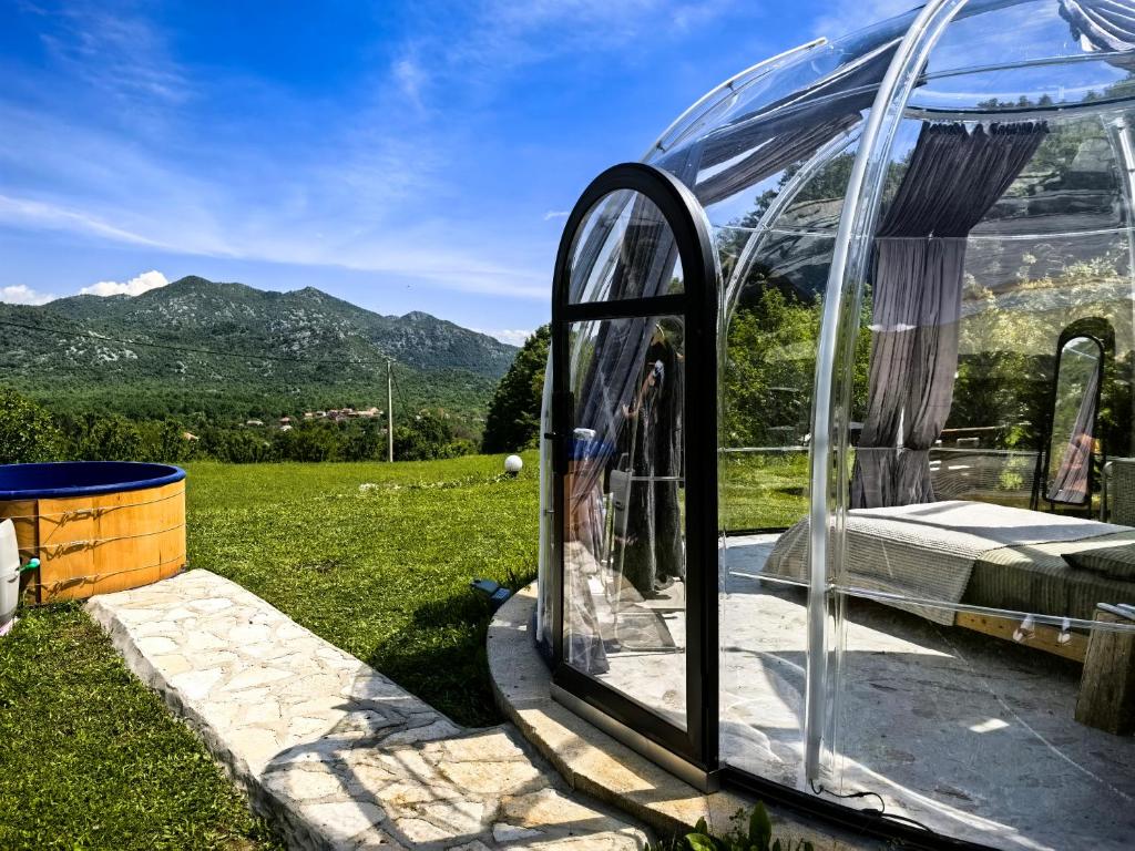 Nespecifikovaný výhled na hory nebo výhled na hory při pohledu z luxury tent