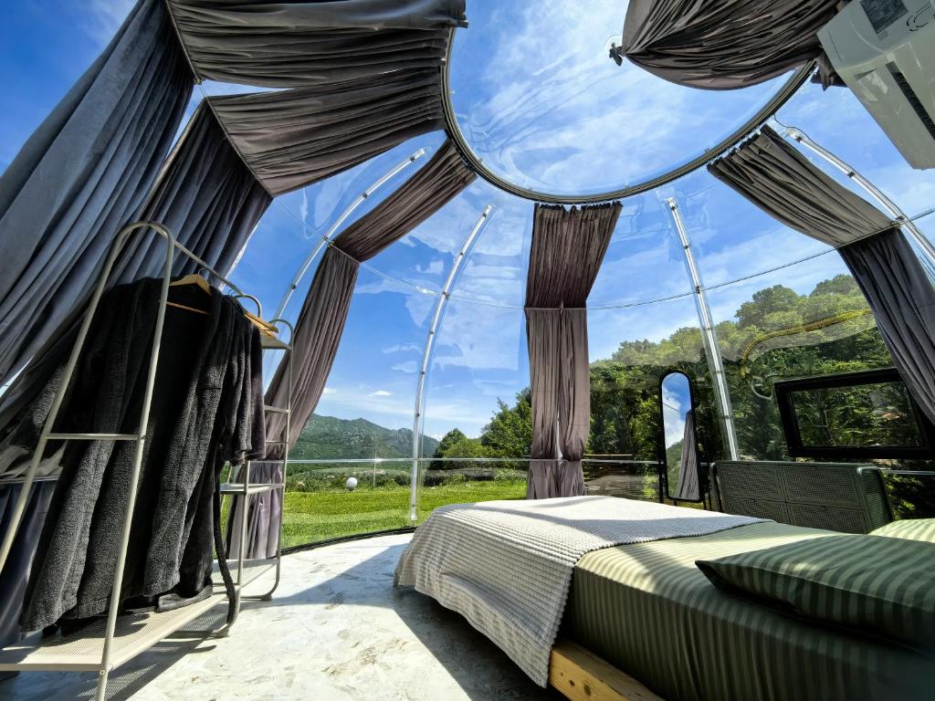 Nespecifikovaný výhled na hory nebo výhled na hory při pohledu z luxury tent