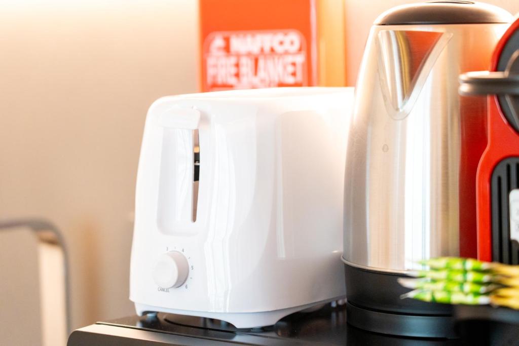 eine weiße Kaffeemaschine auf der Theke in der Unterkunft Chalet Homes - LUX New Studio With 2 Double Beds in Downtown Dubai in Dubai