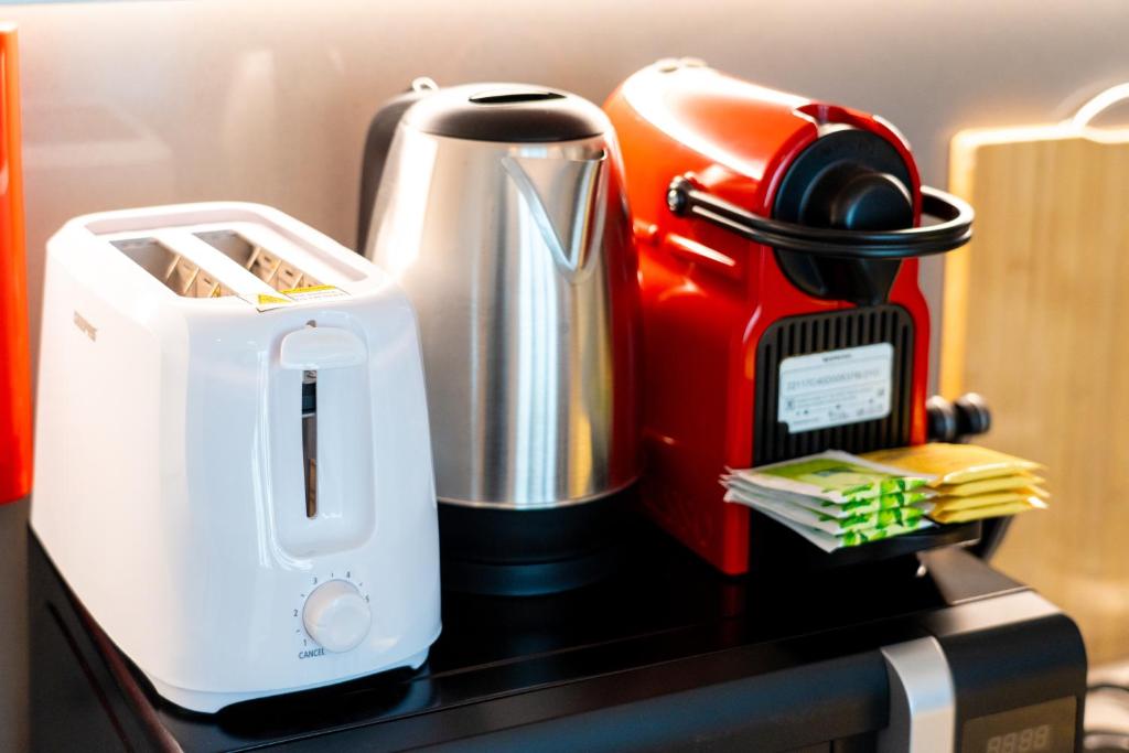 Kaffee-&#47;Teezubehör in der Unterkunft Chalet Homes - LUX New Studio With 2 Double Beds in Downtown Dubai