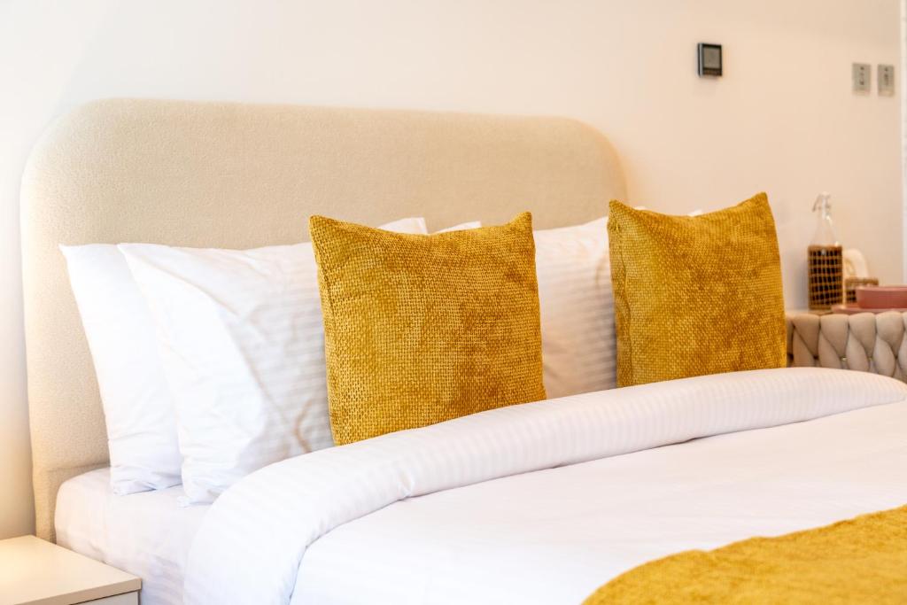 מיטה או מיטות בחדר ב-Chalet Homes - LUX New Studio With 2 Double Beds in Downtown Dubai