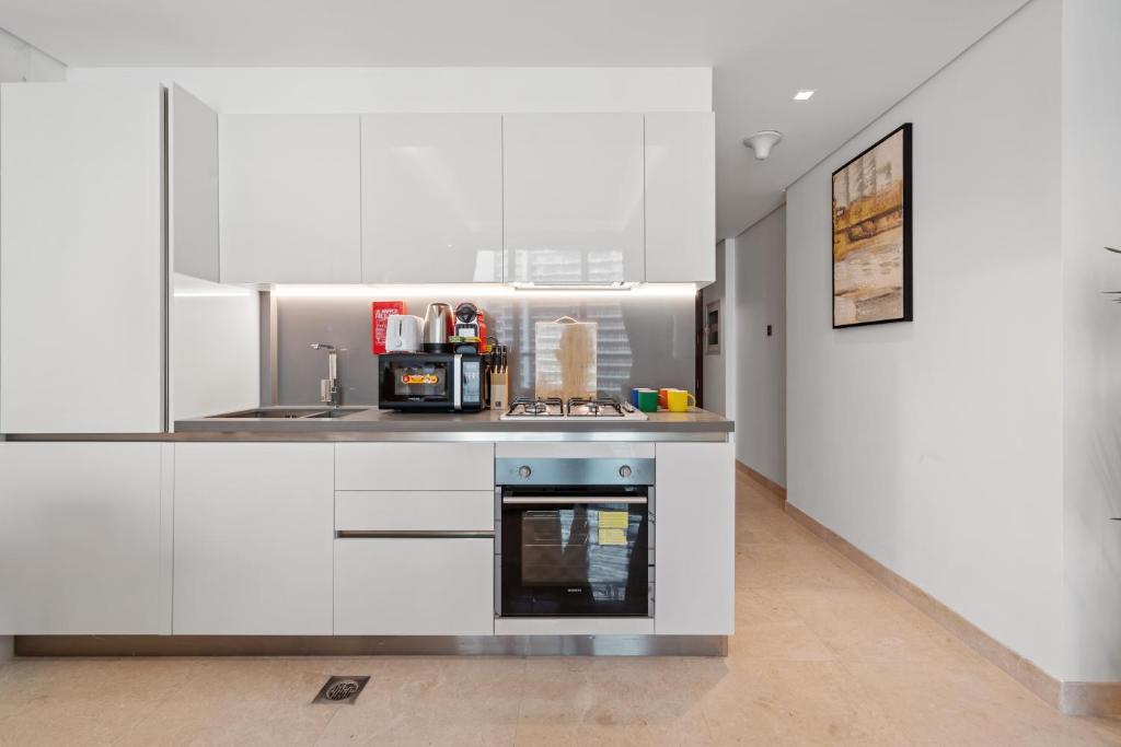 מטבח או מטבחון ב-Chalet Homes - LUX New Studio With 2 Double Beds in Downtown Dubai