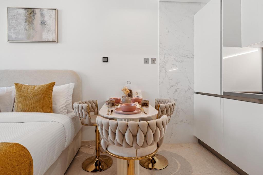 אזור ישיבה ב-Chalet Homes - LUX New Studio With 2 Double Beds in Downtown Dubai