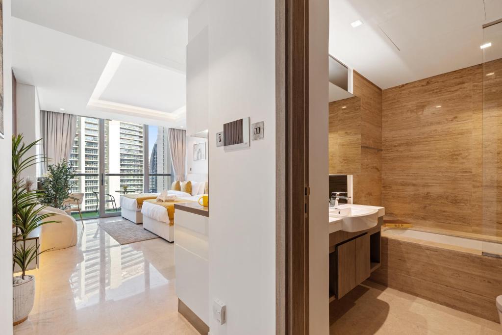 מיטה או מיטות בחדר ב-Chalet Homes - LUX New Studio With 2 Double Beds in Downtown Dubai