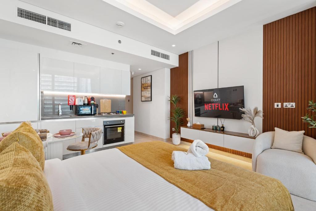 ein Schlafzimmer mit einem Bett und einem Handtuch darauf in der Unterkunft Chalet Homes - LUX New Studio With 2 Double Beds in Downtown Dubai in Dubai
