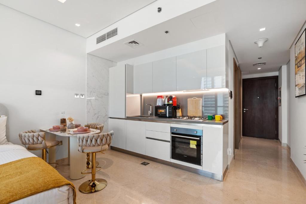 Küche&#47;Küchenzeile in der Unterkunft Chalet Homes - LUX New Studio With 2 Double Beds in Downtown Dubai