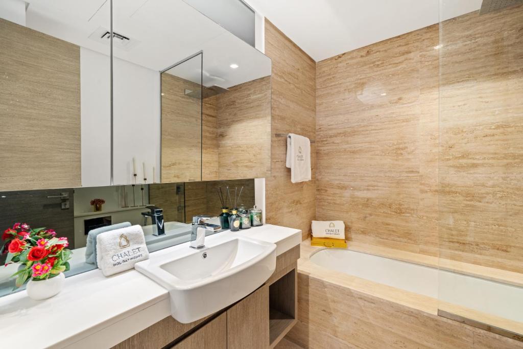 חדר רחצה ב-Chalet Homes - LUX New Studio With 2 Double Beds in Downtown Dubai