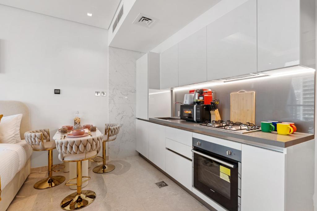 Küche&#47;Küchenzeile in der Unterkunft Chalet Homes - LUX New Studio With 2 Double Beds in Downtown Dubai