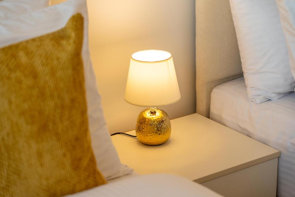 Ein Bett oder Betten in einem Zimmer der Unterkunft Chalet Homes - LUX New Studio With 2 Double Beds in Downtown Dubai