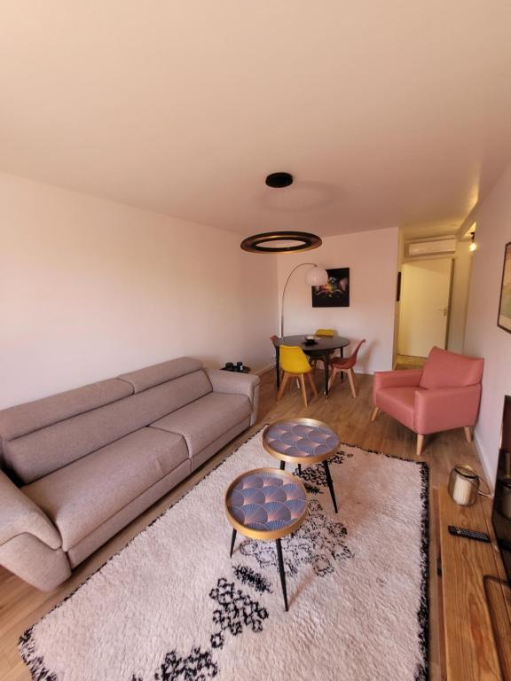 una sala de estar con un sofá y una mesa en New Ô Cosy T2 - Bastia, en Bastia