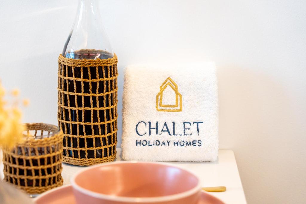 Ein Zertifikat, Auszeichnung, Logo oder anderes Dokument, das in der Unterkunft Chalet Homes - LUX New Studio With 2 Double Beds in Downtown Dubai ausgestellt ist