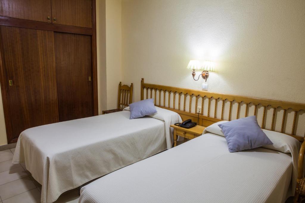 Hotel Tres Jotas Conil - Tweepersoonskamer Met 2 Aparte Bedden