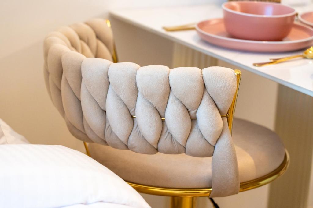 Ein Sitzbereich in der Unterkunft Chalet Homes - LUX New Studio With 2 Double Beds in Downtown Dubai
