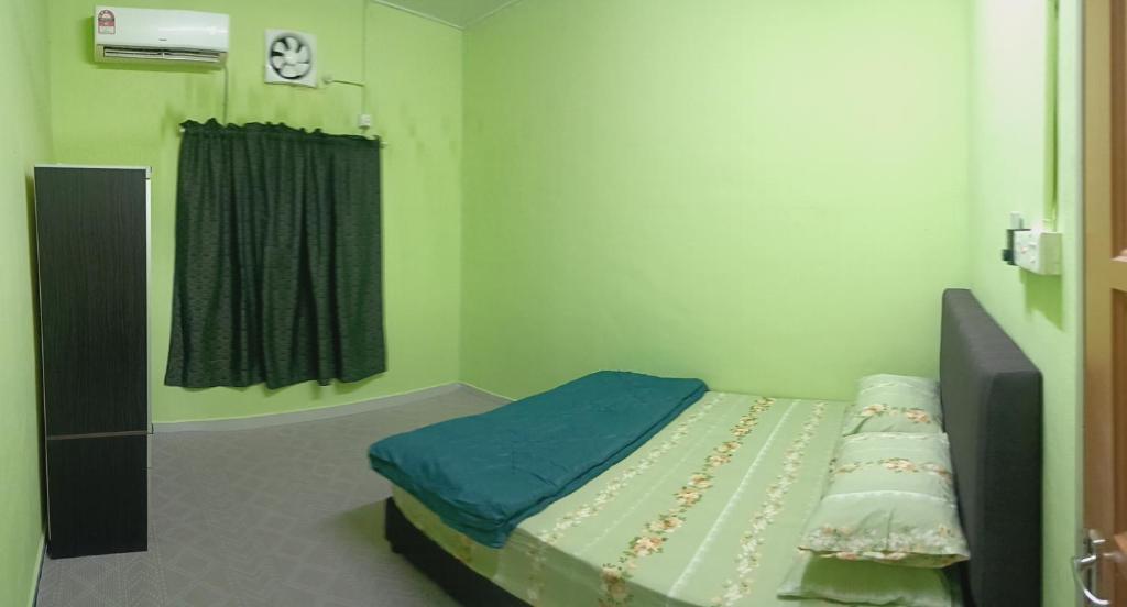 Postel nebo postele na pokoji v ubytování Bayu Merona Homestay