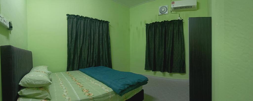 Postel nebo postele na pokoji v ubytování Bayu Merona Homestay